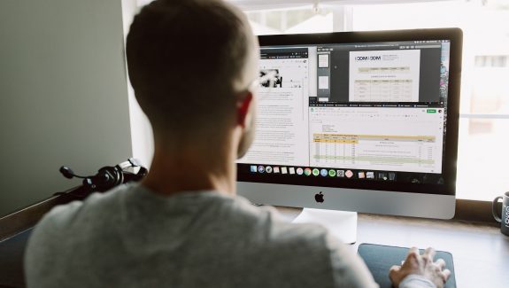 A man going trough his rever dieting documents on an iMac